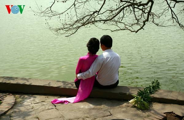 Hình ảnh lãng mạn bên Hồ Gươm ngày nắng lên